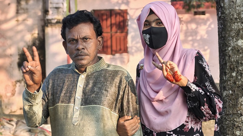 মেয়ের সঙ্গে এইচএসসি পাস বাবারও